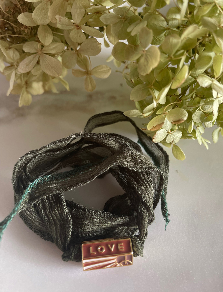 Seidenband Amulett 'LOVE'